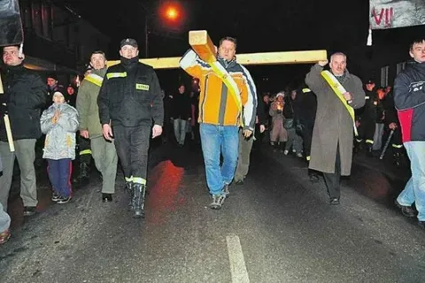 NOWY TARG. Kilka tysięcy osób uczestniczyło w Drodze Krzyżowej
