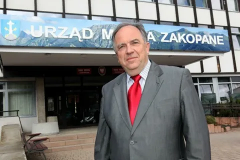 JEST PRZYJAŹŃ, NIE KONFLIKT