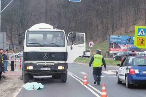 Rowerzysta wjechał pod ciężarówkę