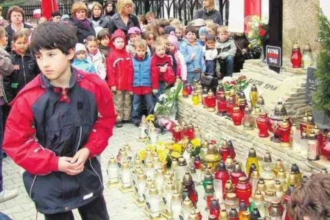 Nowotarscy uczniowie w marszu żałoby