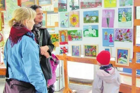 SZCZAWNICA. Dzieci malują na szkle i wystawiają swoje prace w galerii