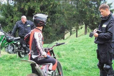Policja i straż Gorczańskiego Parku wzięły się za crossowców