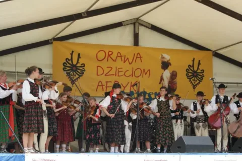 Górale zagrali dzieciom z Afryki