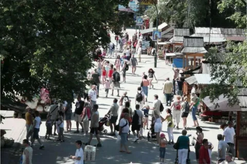 Turyści szturmują Zakopane i okoliczne miejscowości
