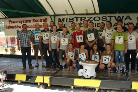 Pan Michał Michalczyk z Daleszyc jest mistrzem Polski 2012 w jeździe na mobilnych muszlach klozetowy