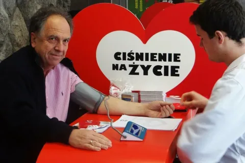 Burmistrz Zakopanego mierzy ciśnienie krwi
