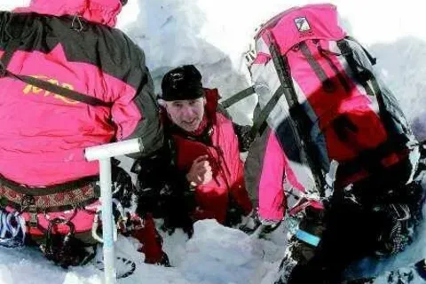 Himalaista Artur Hajzer uratował się z lawiny