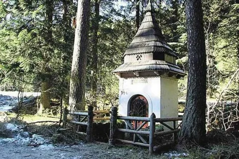 Sataniści zdewastowali kapliczkę w Kościeliskiej