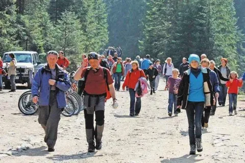 Słoneczna pogoda przyciągnęła w weekend w tatrzańskie doliny prawdziwe tłumy ludzi