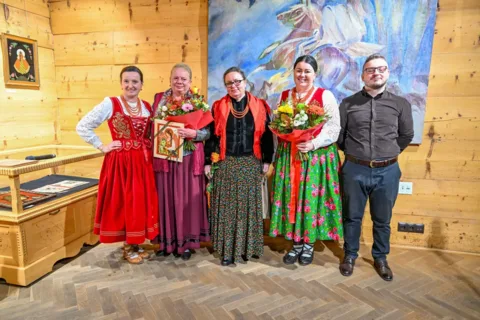 Sztuka, która łączy pokolenia. Wyjątkowy wernisaż w Czerwonym Dworze malarstwa Jana Gąsienicy- Szost