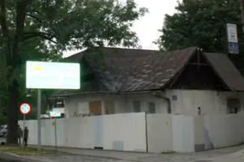 Przy wjeździe do miasta: góralska rudera