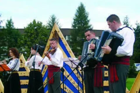 Kapele i śpiewacy walczą o Zbyrkadła