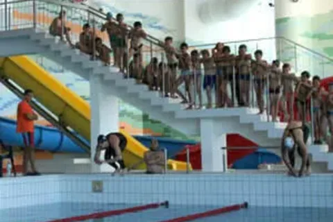 Aquapark pełen pływaków