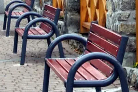 Nowe ławki na Krupówkach