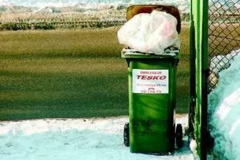 Tylko halny hulał wśród śmieci