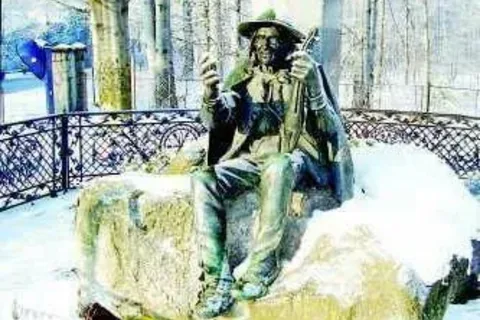 Legendarny pomnik ze znikającym smyczkiem