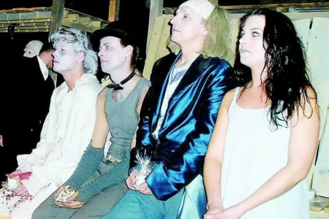 Na scenę teatru wchodzą robotnicy