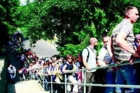 Gigantyczna kolejka do kolejki