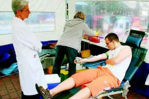 Zbieramy krew dla rannych. Dołącz do nas. Pomóż innym