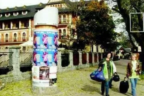 Biuro Promocji reklamuje na słupach gminę i musi jej za to... zapłacić
