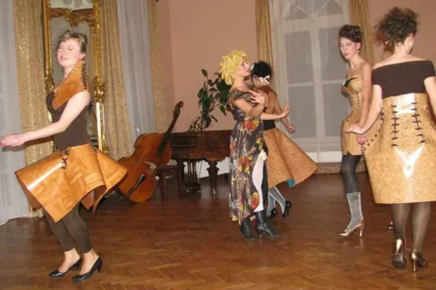 Średniowieczna moda w sali roccoco