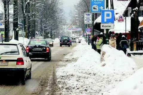 Zakopane śniegiem zasypane, z wielkimi pryzmami na wszystkich miejskich parkingach