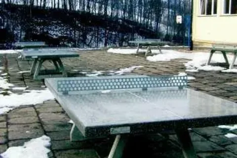 Sztuczna trawa i betonowy stół