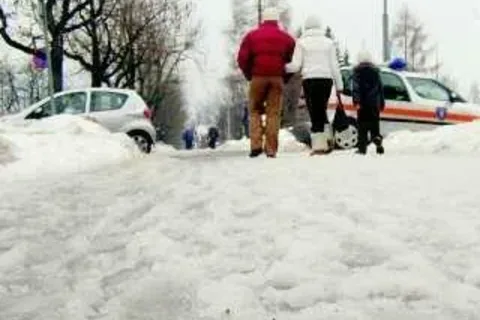 Chodniki toną pod śnieżną bryją