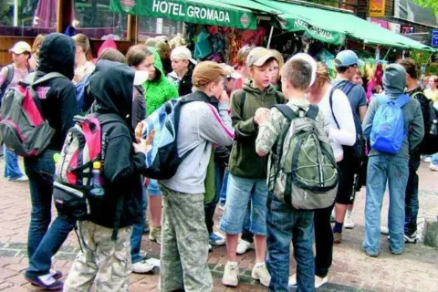 Wycieczki szkolne zalały Zakopane. Na Krupówkach tłok, na parkingach pełno autobusów