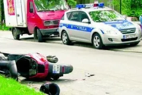 Terenowe auto wjechało w jadącego prawidłowo kierowcę skutera
