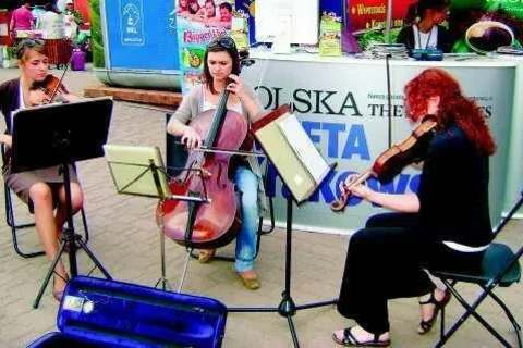 Trio smyczkowe grało na Krupówkach