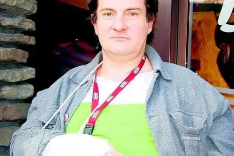 Na oczach gapiów pijani pobili mima