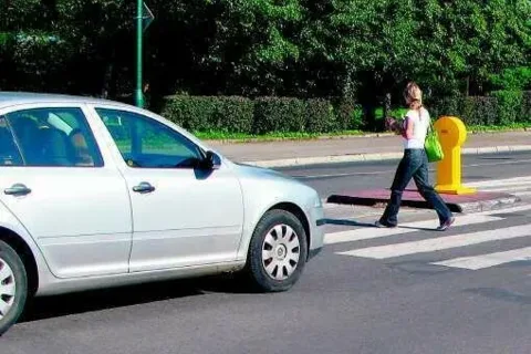 Wysepka, która „wchodzi” pod koła aut