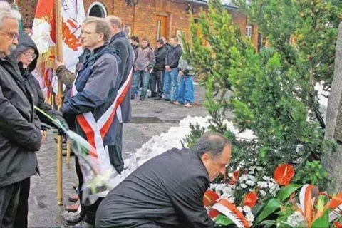 Górale pamiętali! Pod obeliskiem ku czci ks. Jerzego Popiełuszki złożyli kwiaty