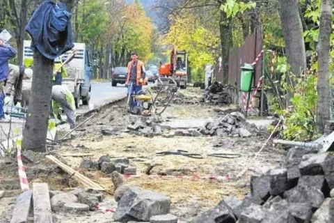 Naprawiają chodnik na Grunwaldzkiej