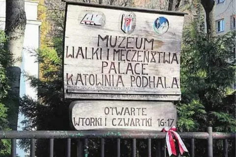 Tablica informacyjna Palace niszczeje