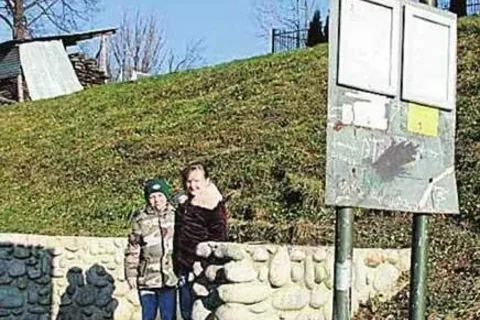 Zamiast remontować przystanki, rozbierają je