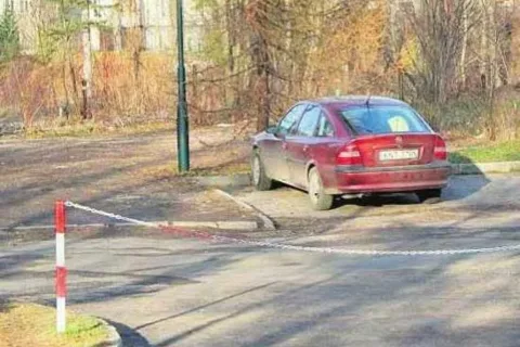 Łańcuchy na ulicy przy szkole