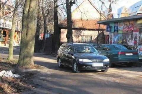 Samochody mkną sobie alejkami spacerowymi