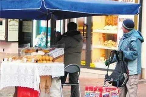 Chichot „tańczących myszek" na deptaku