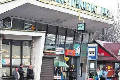 Sklep wygra z autobusem?
