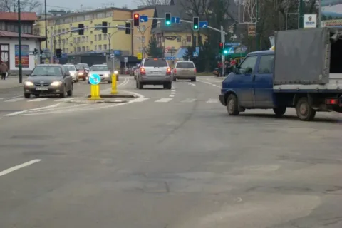 Wysepka dla pieszych utrudnia jazdę Alejami 3 Maja w Zakopanem