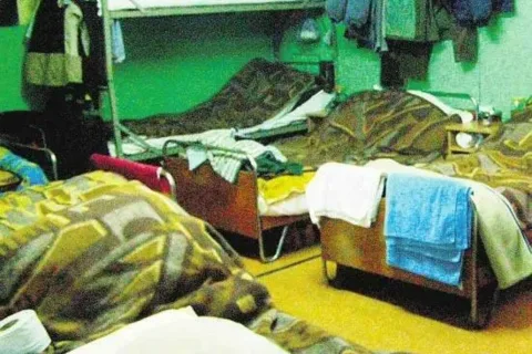 Bezdomni niemile widziani na klatce