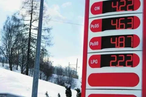 W kraju paliwo tanieje, w Zakopanem przeciwnie