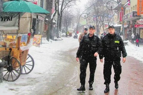 Policja zarobiłaby, ale zarabia ochrona