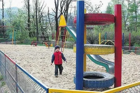 Bezpieczne huśtanie tylko w parku miejskim