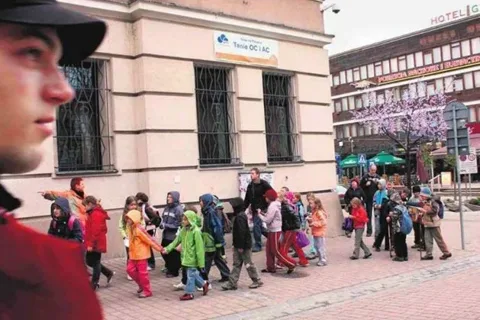 Krupówki rozbrzmiewają śmiechem dzieciaków