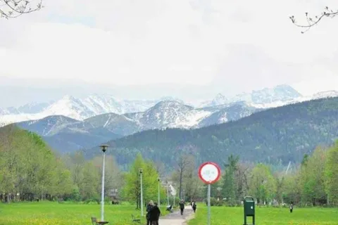 Wiosenne Zakopane z widokiem na białe Tatry