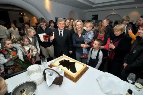 Strzelił szampan, tort został pokrojony