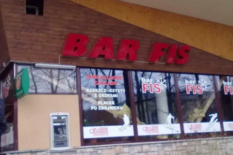 W barze FIS zawalił się strop